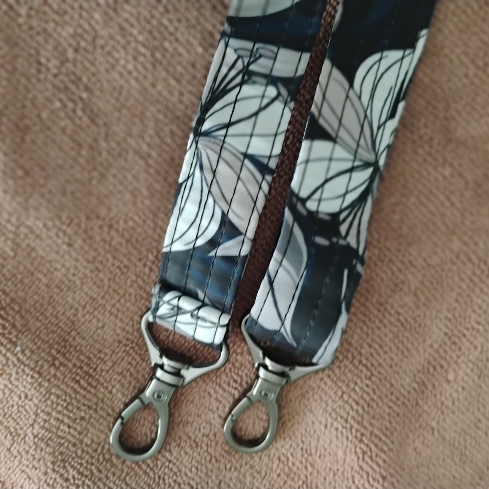 Lug Crossbody Strap Black Lilie